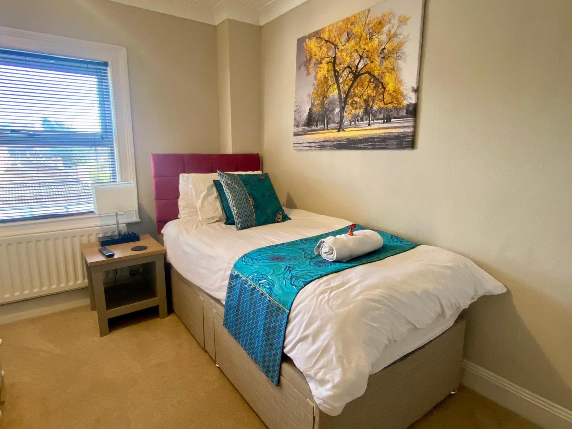 Convenient Contractor Stay Free Parking Walk To Weatherspoons Bedford Exterior foto